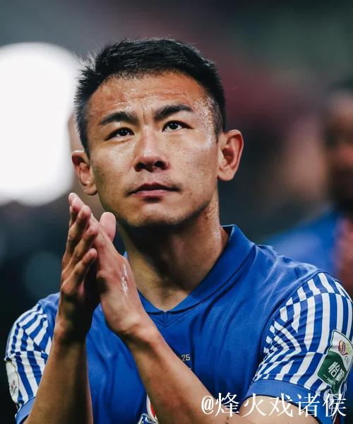 上海申花宣布老将于汉超退役 未来将转行担任教练 上海申花宣布老将于汉超退役 未来将转行担任教练